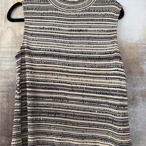St. John woman’s sleeveless top Sz M